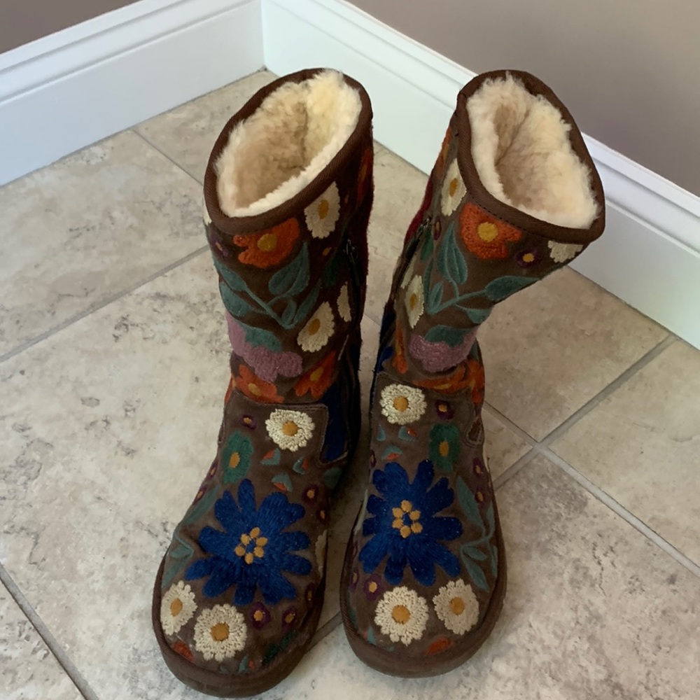 Brown flower embroidered UGG boots Sz 7
